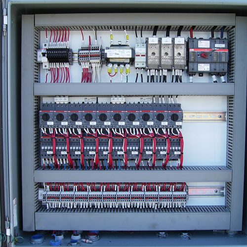 Conception et fabrication de panneaux de contrôle certifiés CSA •  C.LATENDRESSE INC. - Entrepreneur électricien et Calibration pétrolière